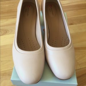 Low chunky heeled pump